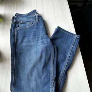 Duer woman’s performance denim girlfriend jeans.